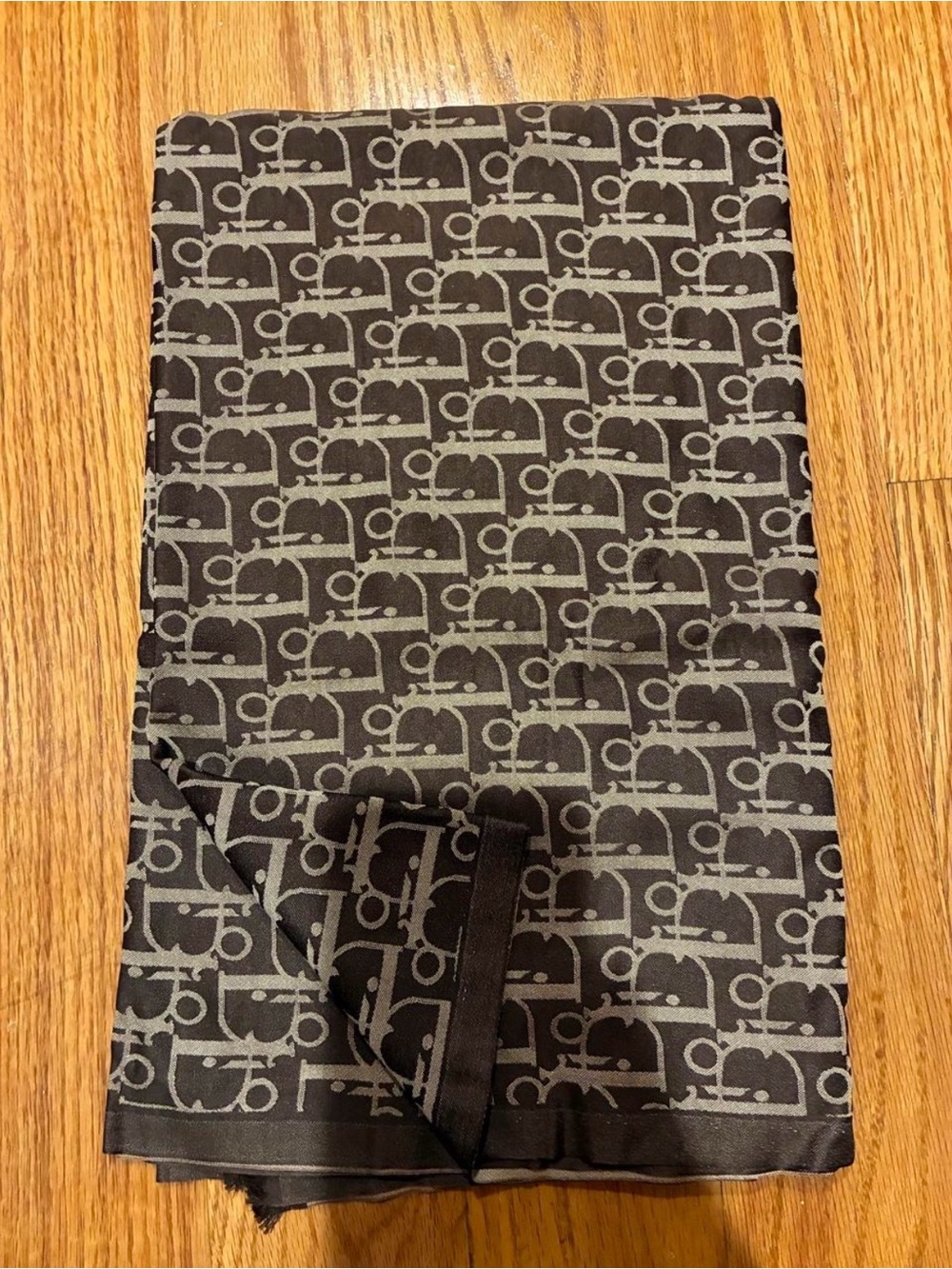 DIOR pattern scarf comes with generic packaging